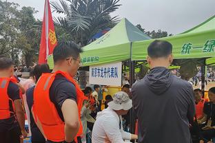 瓜帅拥抱祝贺小将鲍勃：我就说你会进球的